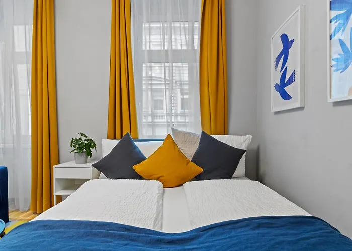Very Spacious With A Wintergarden And Terrace, 1 Minute To Tram Station