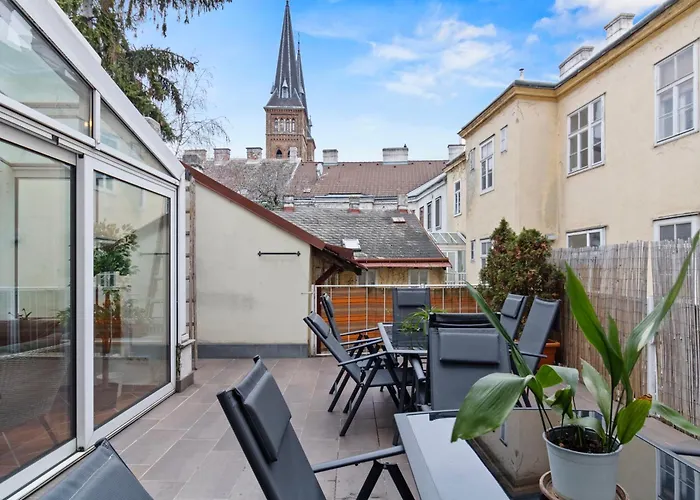 Very Spacious With A Wintergarden And Terrace, 1 Minute To Tram Station Apartment *