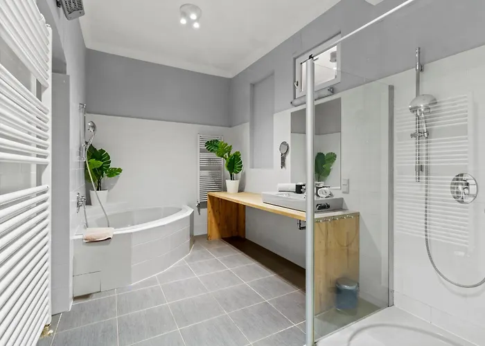 Very Spacious With A Wintergarden And Terrace, 1 Minute To Tram Station